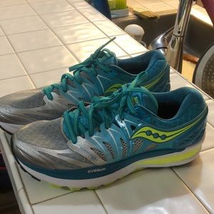 Saucony Women’s Omni 16 running shoe, size 9.